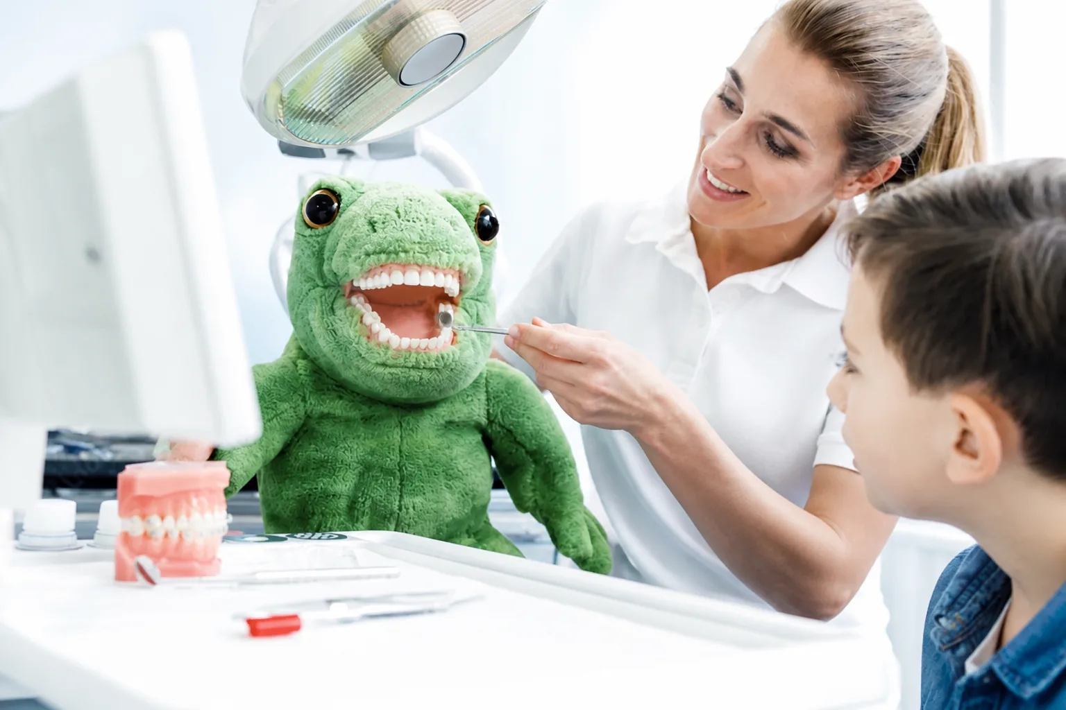 Enfant lors d'un examen dentaire — dentisterie douce pour enfants au Cabinet Dr Laura Bernal, Albertville